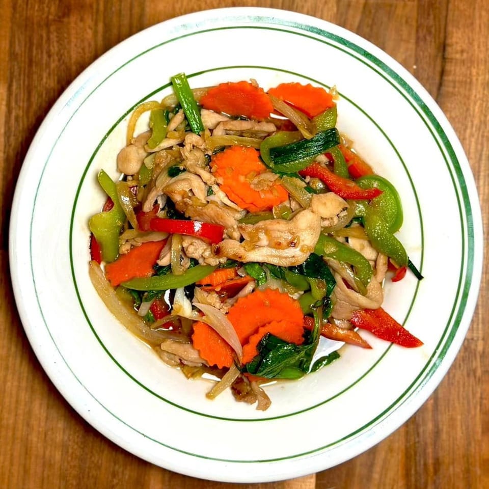 Beelicious Thai Cuisine's stir-fried chicken with vibrant carrots, green beans, and red bell peppers.