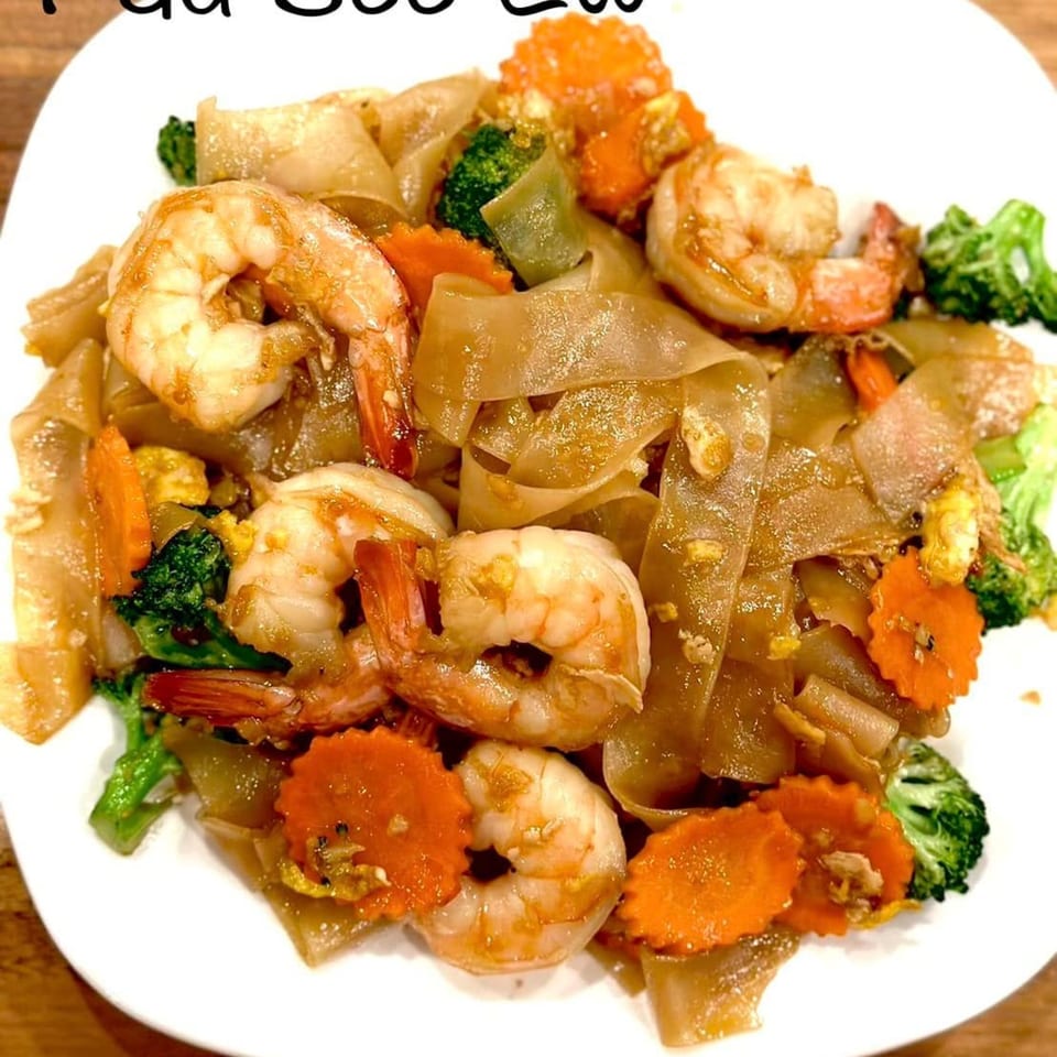 Beelicious Thai Cuisine's Pad See Ew with shrimp, wide noodles, broccoli, and sliced carrots.